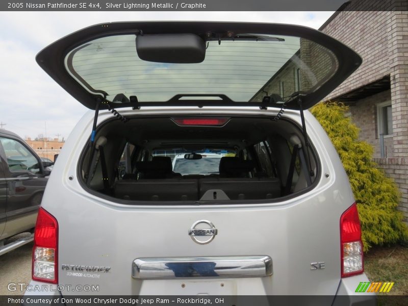 Silver Lightning Metallic / Graphite 2005 Nissan Pathfinder SE 4x4