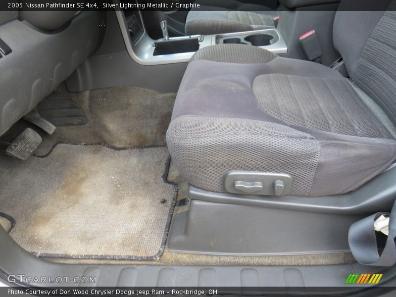 Silver Lightning Metallic / Graphite 2005 Nissan Pathfinder SE 4x4