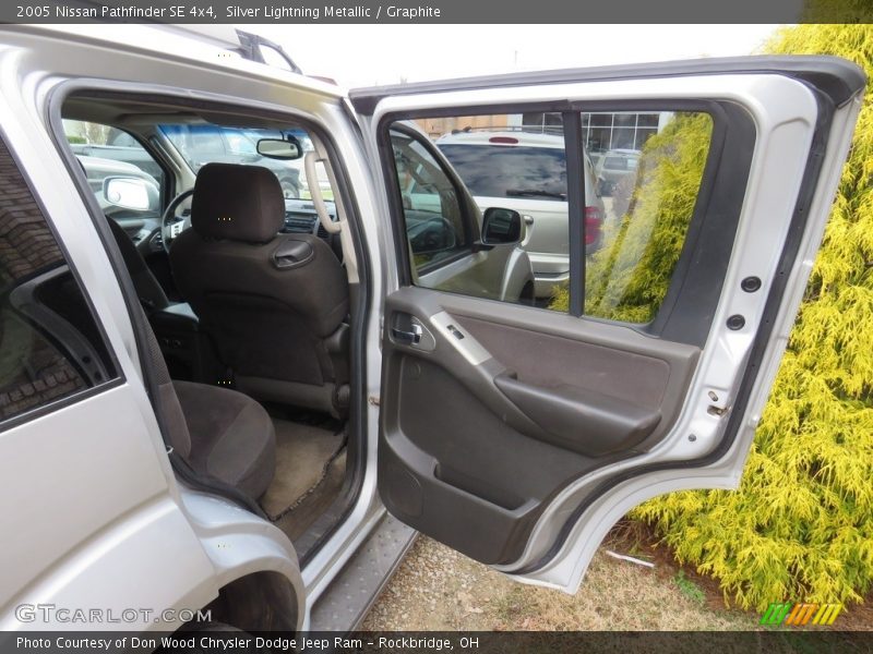 Silver Lightning Metallic / Graphite 2005 Nissan Pathfinder SE 4x4