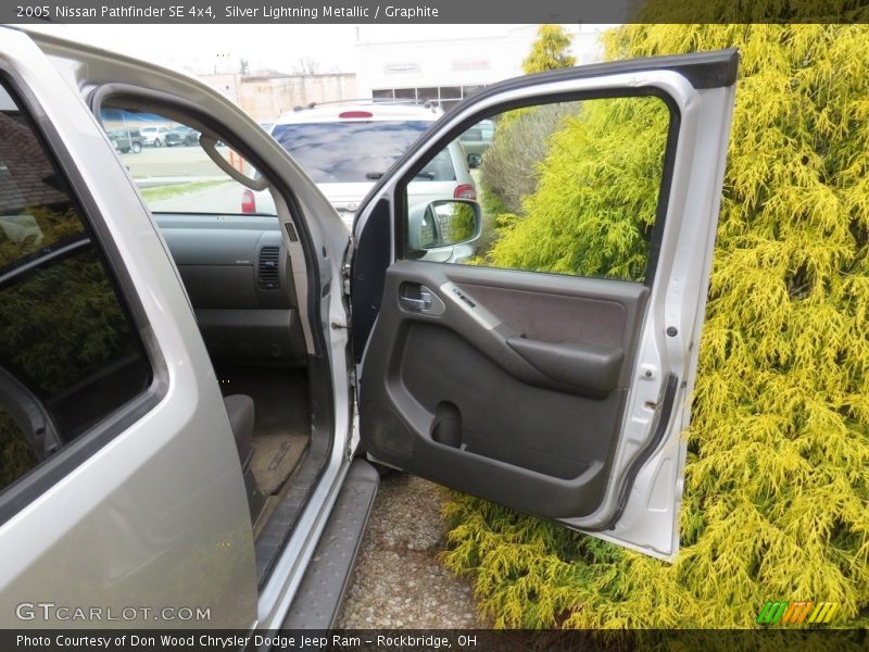 Silver Lightning Metallic / Graphite 2005 Nissan Pathfinder SE 4x4
