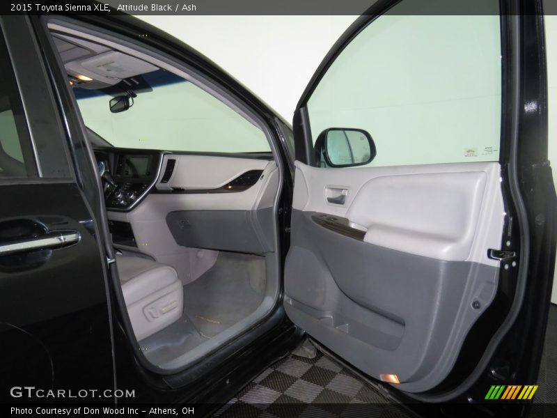 Attitude Black / Ash 2015 Toyota Sienna XLE