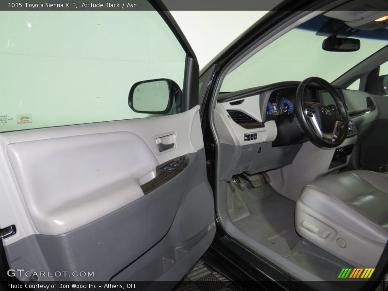 Attitude Black / Ash 2015 Toyota Sienna XLE