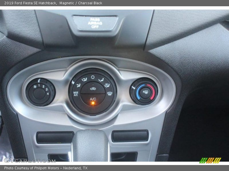 Magnetic / Charcoal Black 2019 Ford Fiesta SE Hatchback
