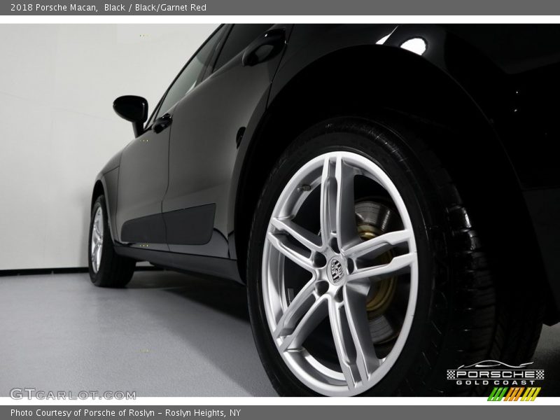 Black / Black/Garnet Red 2018 Porsche Macan