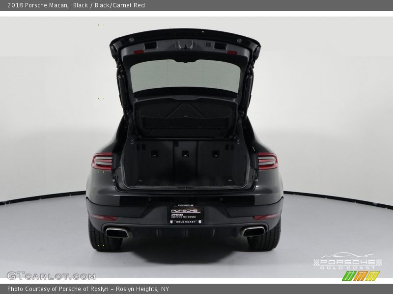 Black / Black/Garnet Red 2018 Porsche Macan