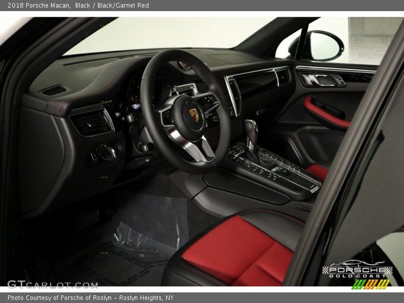 Black / Black/Garnet Red 2018 Porsche Macan