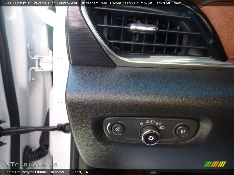 Iridescent Pearl Tricoat / High Country Jet Black/Loft Brown 2018 Chevrolet Traverse High Country AWD