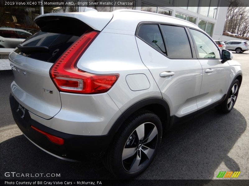 Bright Silver Metallic / Charcoal 2019 Volvo XC40 T5 Momentum AWD