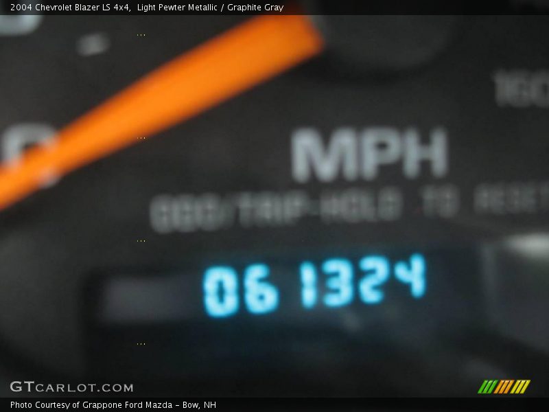 Light Pewter Metallic / Graphite Gray 2004 Chevrolet Blazer LS 4x4