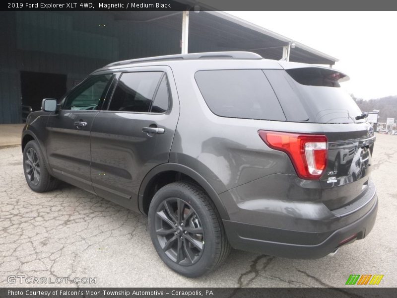 Magnetic / Medium Black 2019 Ford Explorer XLT 4WD