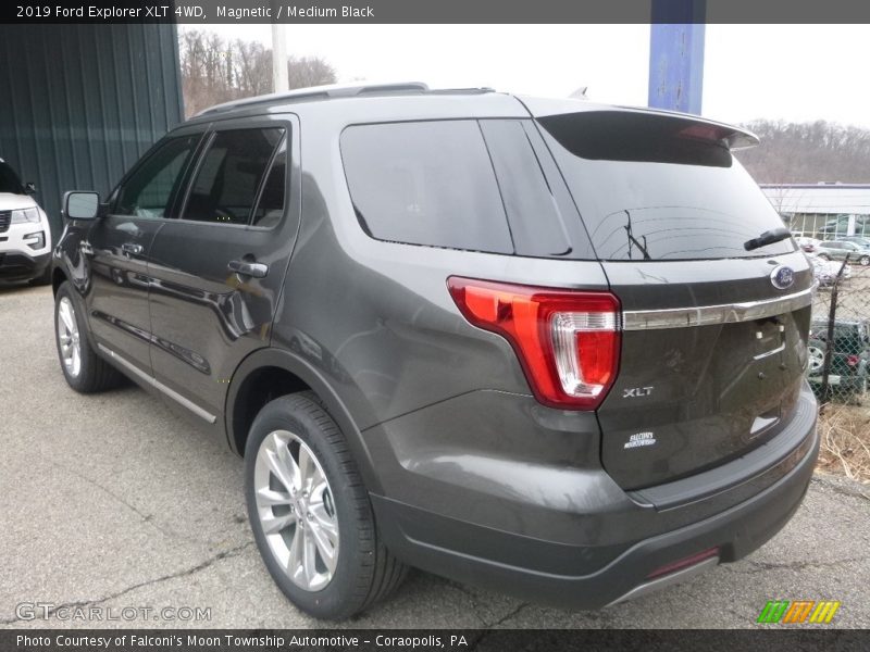 Magnetic / Medium Black 2019 Ford Explorer XLT 4WD