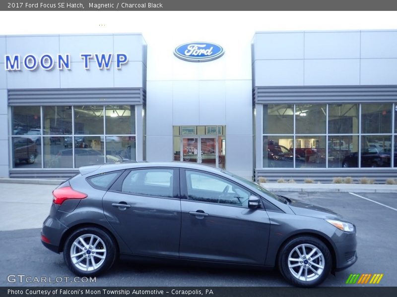 Magnetic / Charcoal Black 2017 Ford Focus SE Hatch