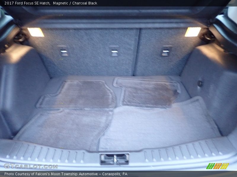 Magnetic / Charcoal Black 2017 Ford Focus SE Hatch