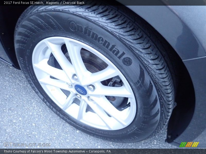 Magnetic / Charcoal Black 2017 Ford Focus SE Hatch