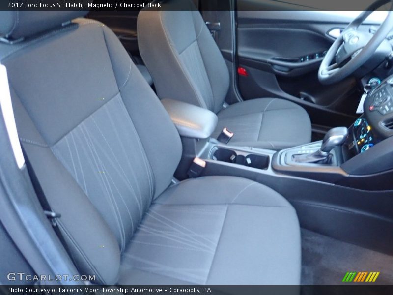 Magnetic / Charcoal Black 2017 Ford Focus SE Hatch
