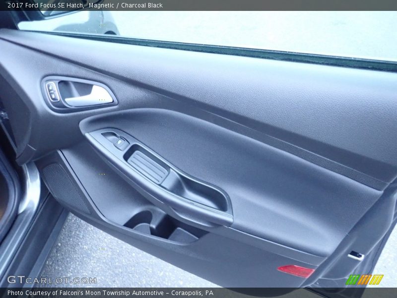 Magnetic / Charcoal Black 2017 Ford Focus SE Hatch