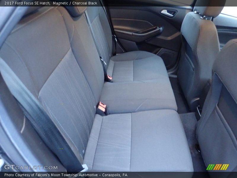 Magnetic / Charcoal Black 2017 Ford Focus SE Hatch