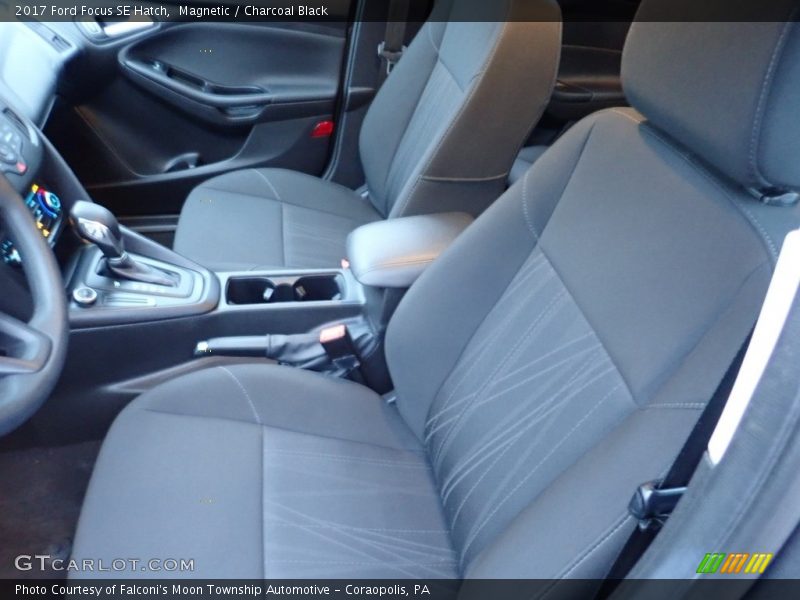 Magnetic / Charcoal Black 2017 Ford Focus SE Hatch