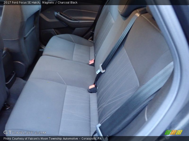 Magnetic / Charcoal Black 2017 Ford Focus SE Hatch
