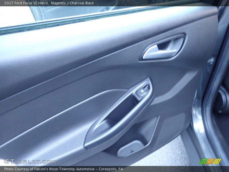 Magnetic / Charcoal Black 2017 Ford Focus SE Hatch