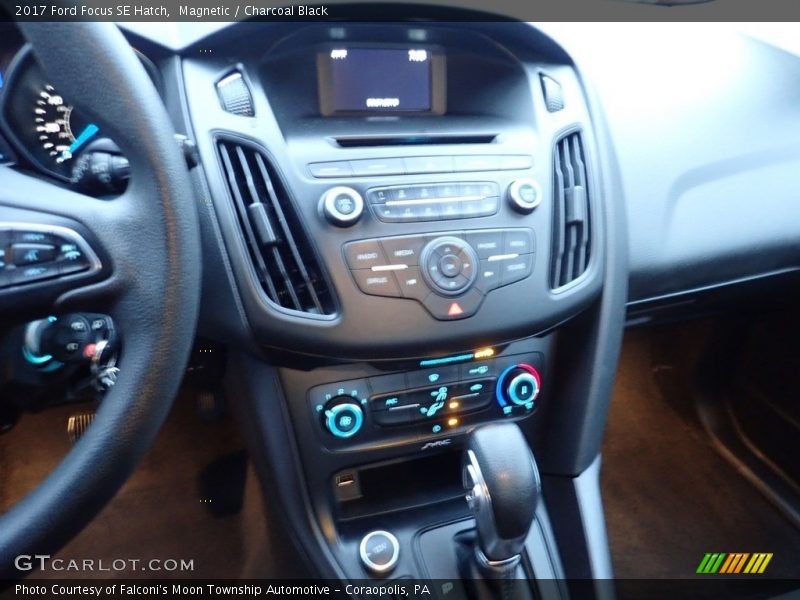 Magnetic / Charcoal Black 2017 Ford Focus SE Hatch