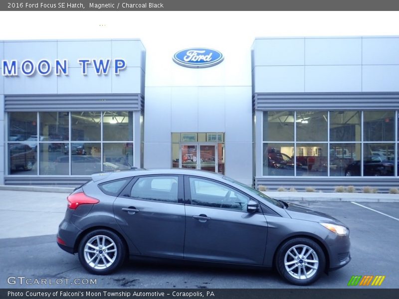 Magnetic / Charcoal Black 2016 Ford Focus SE Hatch