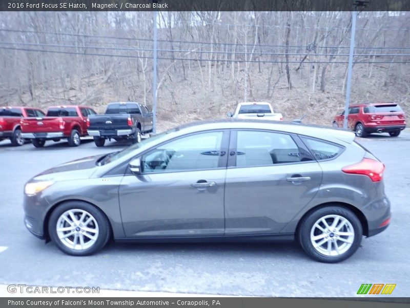 Magnetic / Charcoal Black 2016 Ford Focus SE Hatch