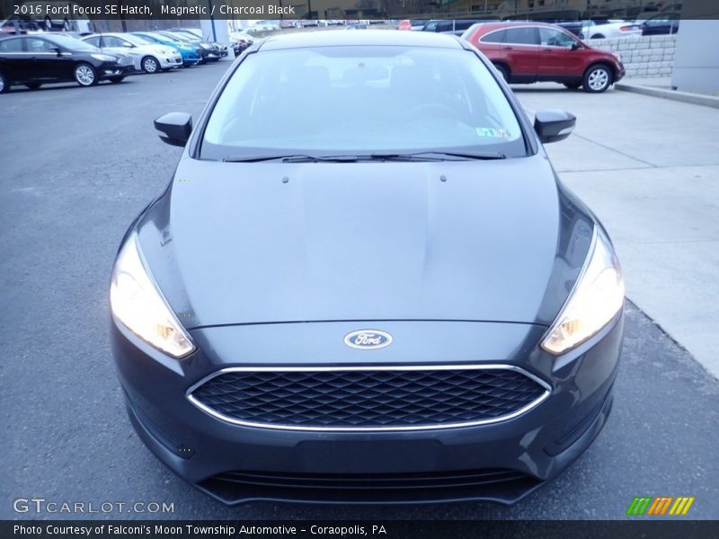 Magnetic / Charcoal Black 2016 Ford Focus SE Hatch
