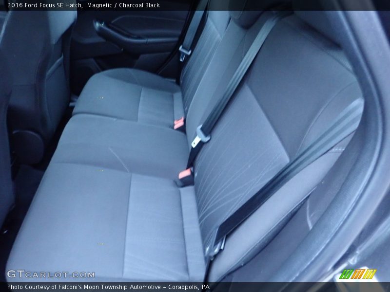 Magnetic / Charcoal Black 2016 Ford Focus SE Hatch