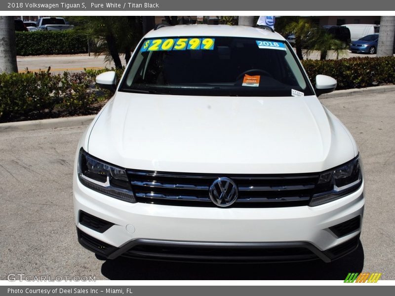 Pure White / Titan Black 2018 Volkswagen Tiguan S