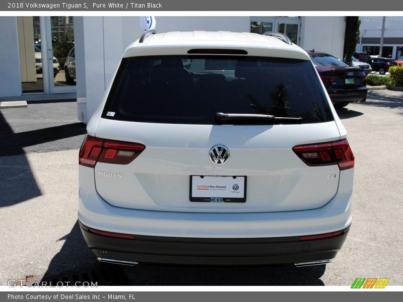 Pure White / Titan Black 2018 Volkswagen Tiguan S