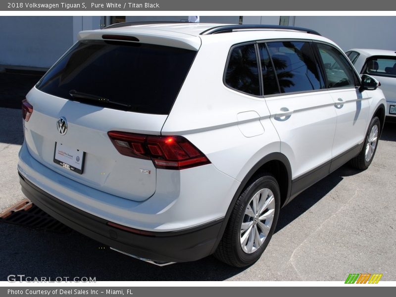 Pure White / Titan Black 2018 Volkswagen Tiguan S