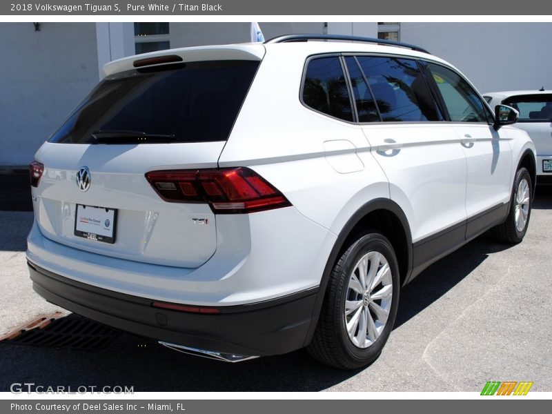 Pure White / Titan Black 2018 Volkswagen Tiguan S