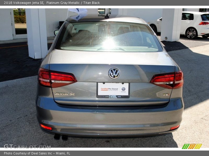 Platinum Gray Metallic / Titan Black 2018 Volkswagen Jetta SE