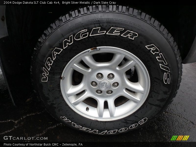 Bright Silver Metallic / Dark Slate Gray 2004 Dodge Dakota SLT Club Cab 4x4