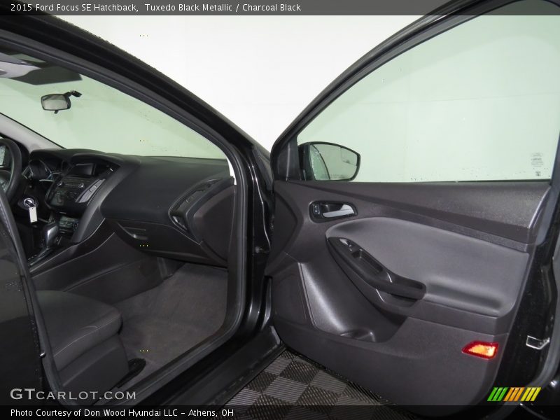 Tuxedo Black Metallic / Charcoal Black 2015 Ford Focus SE Hatchback