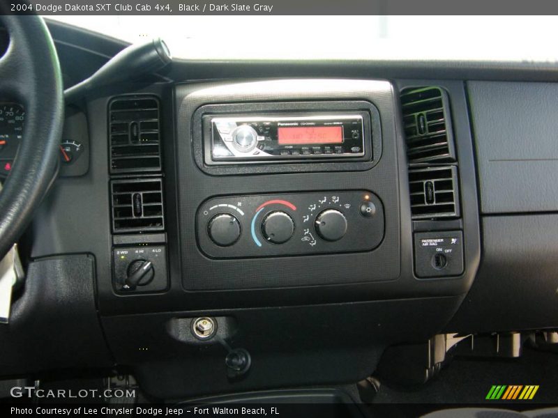 Black / Dark Slate Gray 2004 Dodge Dakota SXT Club Cab 4x4