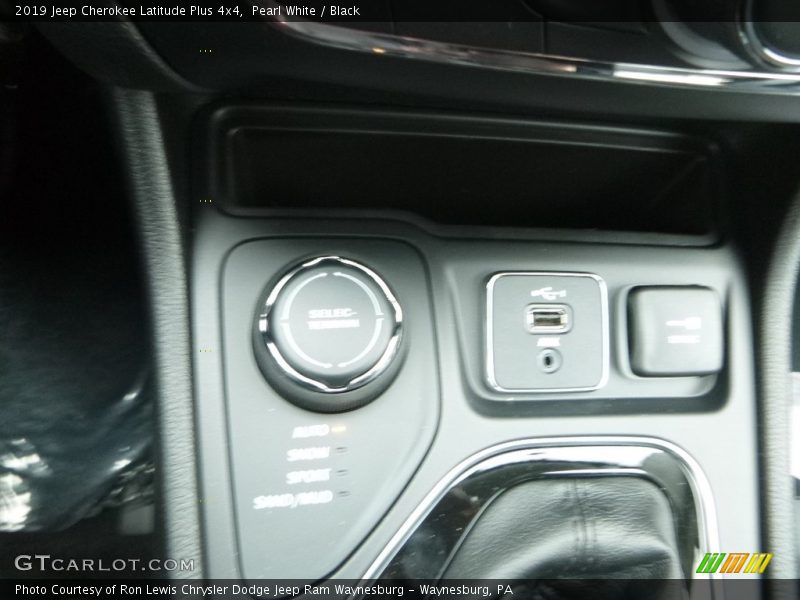 Pearl White / Black 2019 Jeep Cherokee Latitude Plus 4x4
