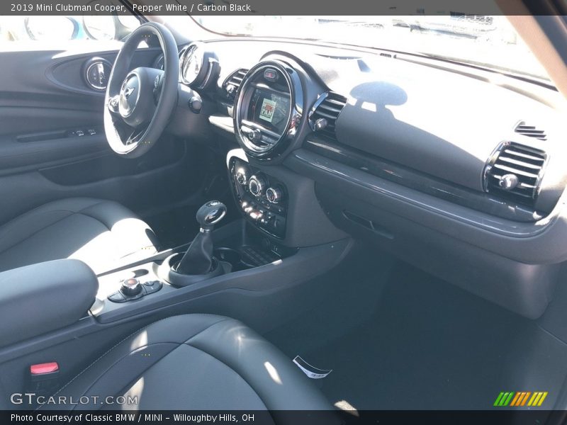 Pepper White / Carbon Black 2019 Mini Clubman Cooper