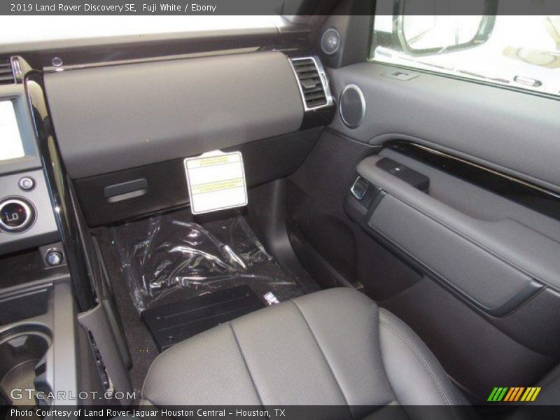 Fuji White / Ebony 2019 Land Rover Discovery SE