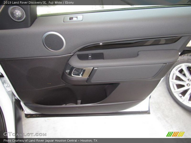Fuji White / Ebony 2019 Land Rover Discovery SE