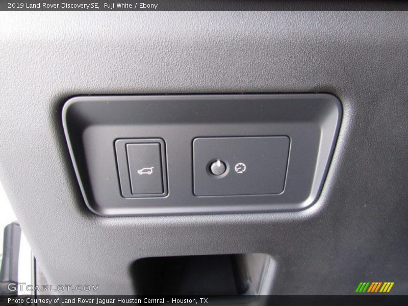 Fuji White / Ebony 2019 Land Rover Discovery SE