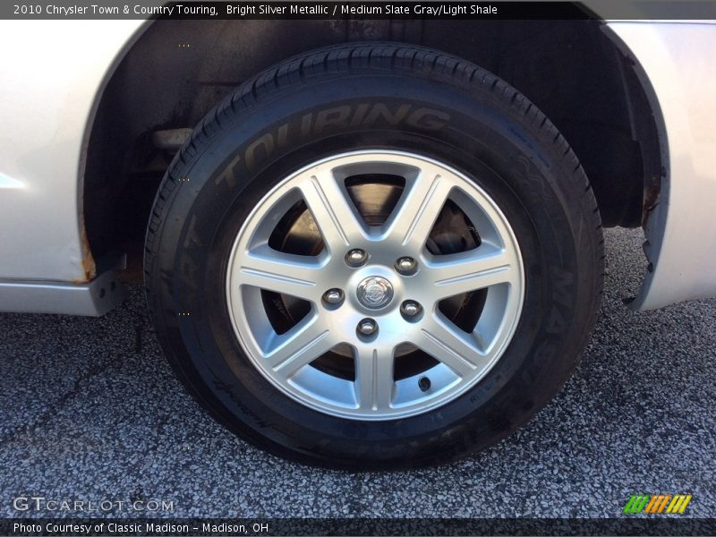 Bright Silver Metallic / Medium Slate Gray/Light Shale 2010 Chrysler Town & Country Touring