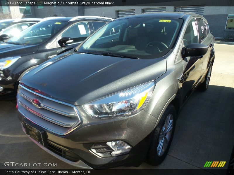 Magnetic / Chromite Gray/Charcoal Black 2019 Ford Escape SE