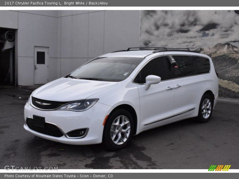 Bright White / Black/Alloy 2017 Chrysler Pacifica Touring L