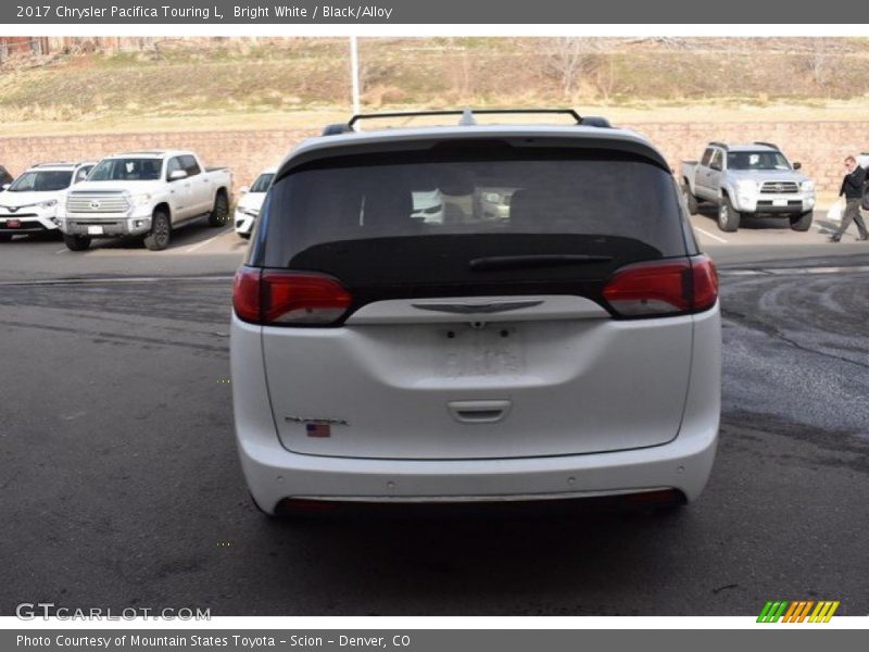Bright White / Black/Alloy 2017 Chrysler Pacifica Touring L