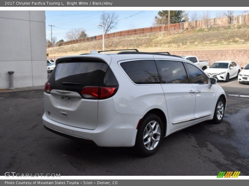 Bright White / Black/Alloy 2017 Chrysler Pacifica Touring L