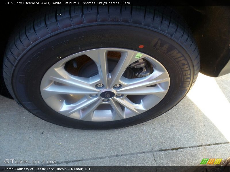 White Platinum / Chromite Gray/Charcoal Black 2019 Ford Escape SE 4WD