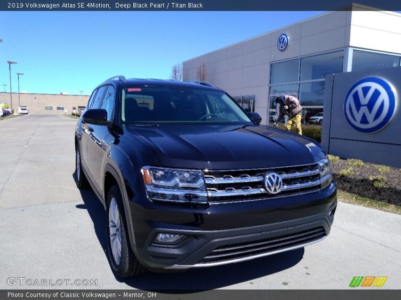Deep Black Pearl / Titan Black 2019 Volkswagen Atlas SE 4Motion