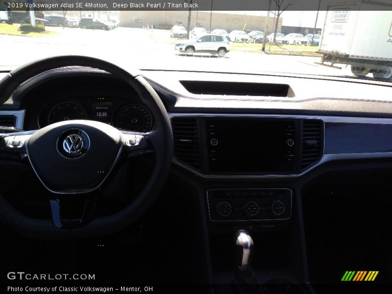 Deep Black Pearl / Titan Black 2019 Volkswagen Atlas SE 4Motion